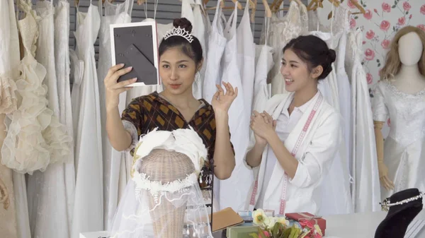 Future bride customer talking with wedding store shopkeeper — Stock Photo, Image