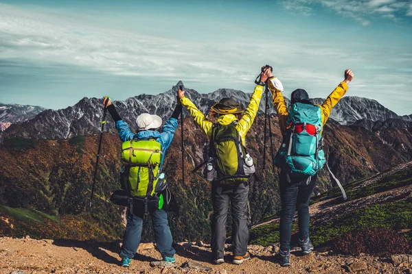 Yürüyüşçü Japonya'da dağda trekking etkinliği yapmak.