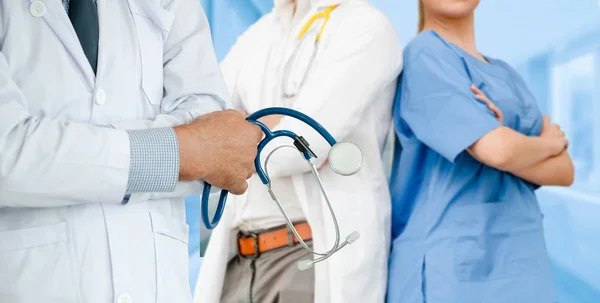 Médico que trabalha no hospital com outros médicos . — Fotografia de Stock