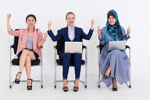 Giovani donne d'affari felici che celebrano il successo. — Foto Stock