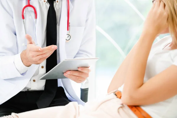 Médecin et patiente dans le bureau de l'hôpital — Photo