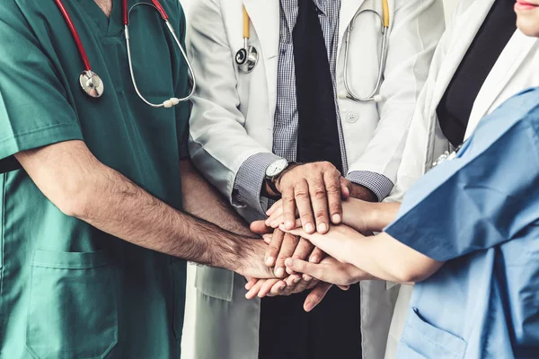 Grupo de pessoas de cuidados de saúde trabalham juntas no hospital — Fotografia de Stock