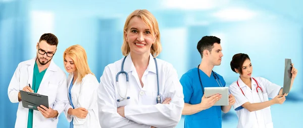 Professioneller Arzt Der Krankenhausbüro Oder Klinik Mit Anderen Ärzten Krankenschwestern — Stockfoto