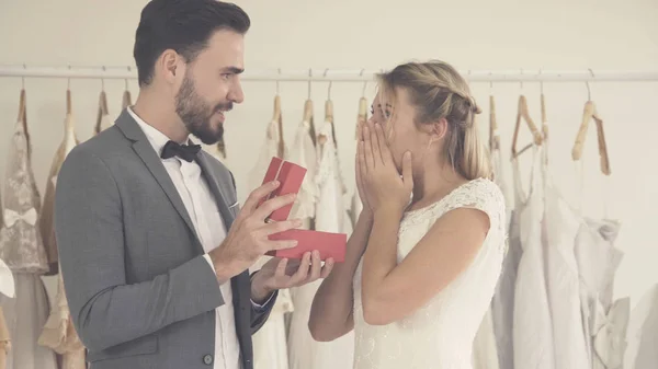 Gelin ve damat gelinlik töreni hazırlamak. — Stok fotoğraf