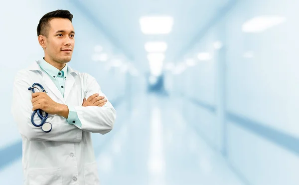 Άντρας Γιατρός Στέκεται Στο Γραφείο Του Νοσοκομείου Ιατρική Περίθαλψη Και — Φωτογραφία Αρχείου