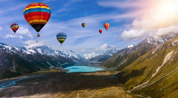 Naturaleza paisaje aire caliente globos festival en el cielo . —  Fotos de Stock