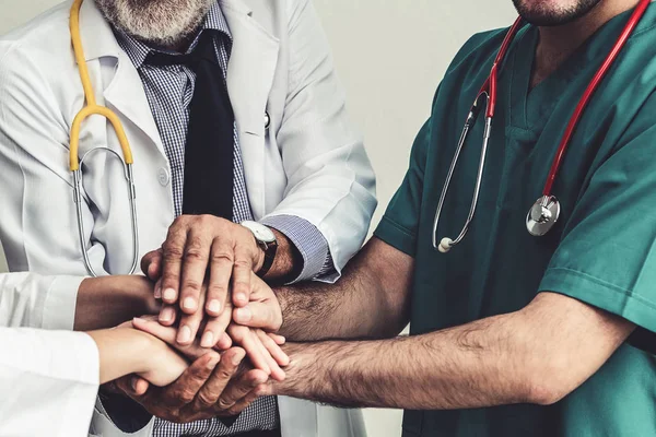 Las personas de salud trabajan juntas en el hospital —  Fotos de Stock