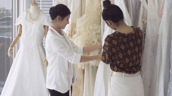 Future bride customer talking with wedding store shopkeeper — Stock Photo, Image