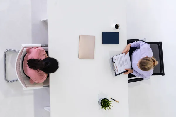 Duas jovens empresárias se reúnem para entrevista. — Fotografia de Stock