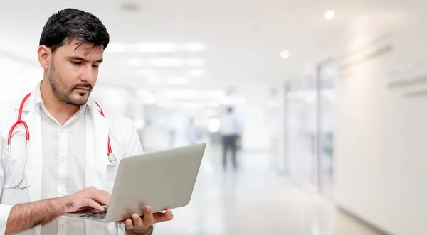 Läkare som använder bärbar dator på sjukhuset. — Stockfoto