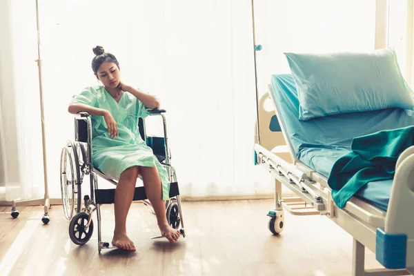 Paciente grave sentado em cadeira de rodas no hospital . — Fotografia de Stock