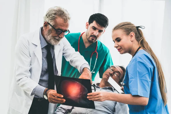 Team Medico Lavora Con Immagine Raggi Del Paziente Adulto Anziano — Foto Stock