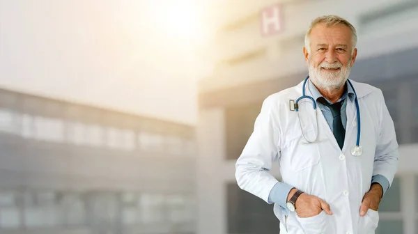 Médico senior masculino que trabaja en el hospital . — Foto de Stock