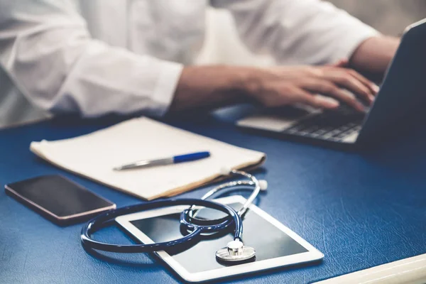 Arzt arbeitet im Krankenhausbüro. — Stockfoto