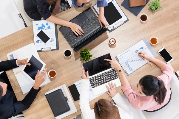 Gente de negocios en reunión de grupo en la oficina. — Foto de Stock