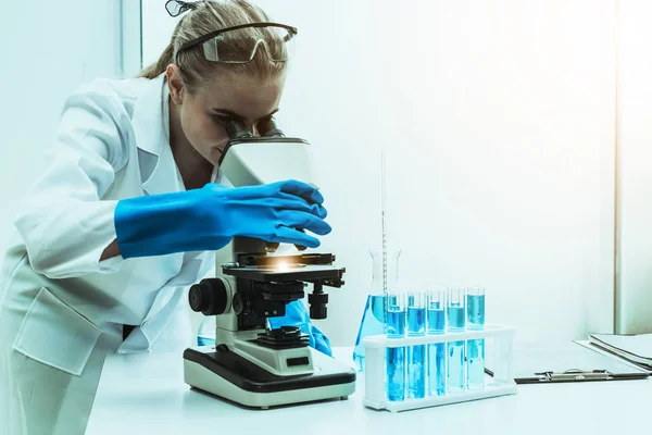 Woman scientist working in chemist laboratory. — Stock Photo, Image