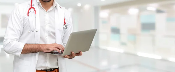 Médico usando computador portátil no hospital. — Fotografia de Stock