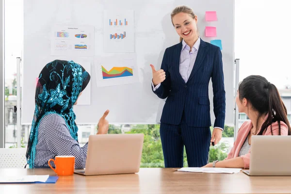 Grupo de trabalho multicultural na reunião de trabalho em equipa. — Fotografia de Stock