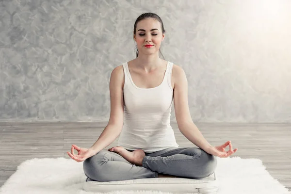 Ung kvinna yoga på mattan hemma vardagsrum. — Stockfoto