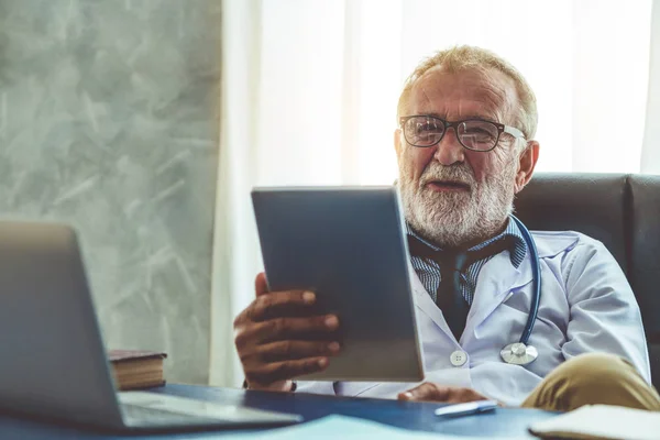 Hastane ofisinde çalışan doktor. — Stok fotoğraf