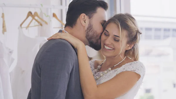 Novia y novio en la ceremonia de preparación de vestido de novia . — Foto de Stock