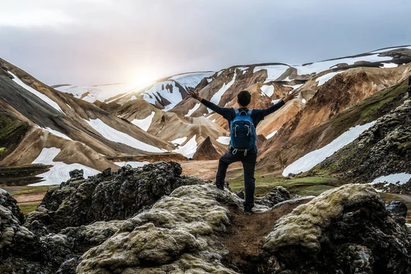 Caminhada de viajantes em Landmannalaugar Islândia Highland — Fotografia de Stock