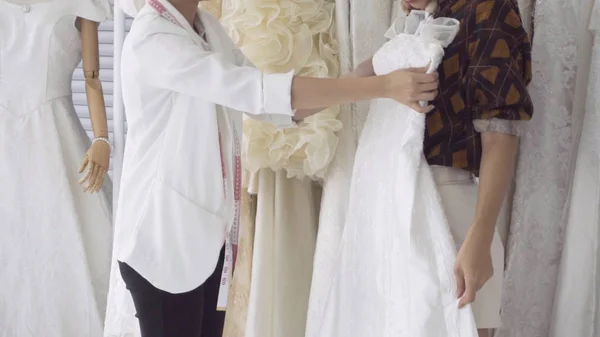 Future bride customer talking with wedding store shopkeeper — Stock Photo, Image