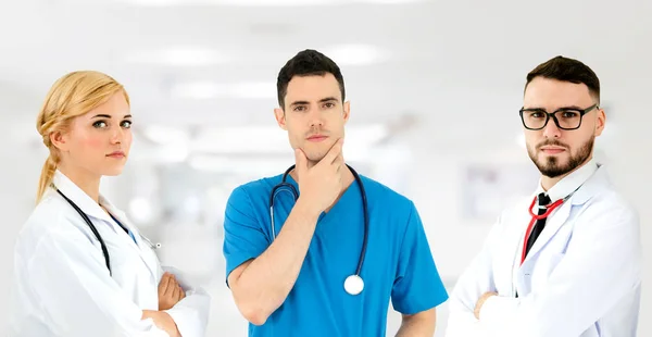 Dokter werkzaam in het ziekenhuis met andere artsen. — Stockfoto