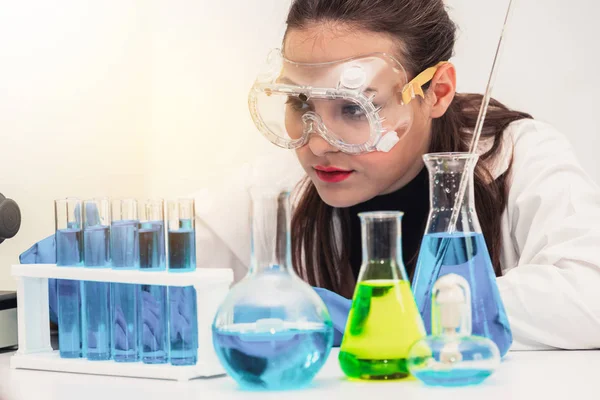 Kvinna forskare som arbetar i kemist laboratorium. — Stockfoto
