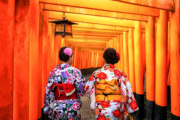 伏見稲荷神社の旅行者 — ストック写真