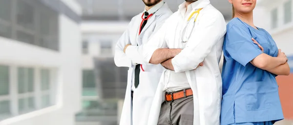 Médico que trabaja en el hospital con otros médicos . —  Fotos de Stock