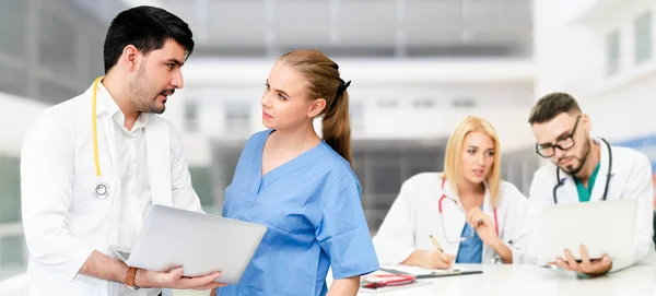 Doctor working in hospital with other doctors. — Stock Photo, Image