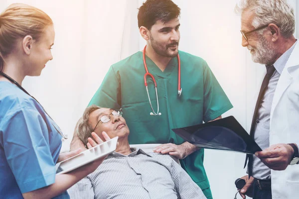 Team Medico Lavora Con Immagine Raggi Del Paziente Adulto Anziano — Foto Stock