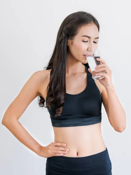 Mujer en ropa deportiva agua potable en gimnasio de fitness . —  Fotos de Stock