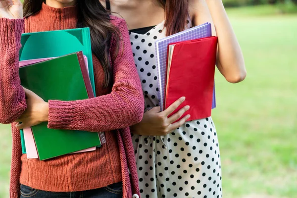 Jovem estudantes amigos segurar livros na escola . — Fotografia de Stock