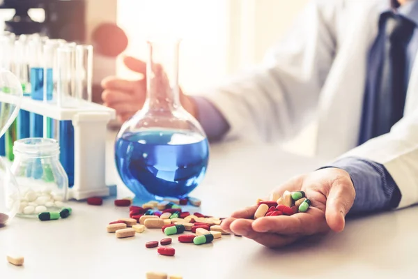 Obat pil dan tablet di laboratorium penelitian . — Stok Foto