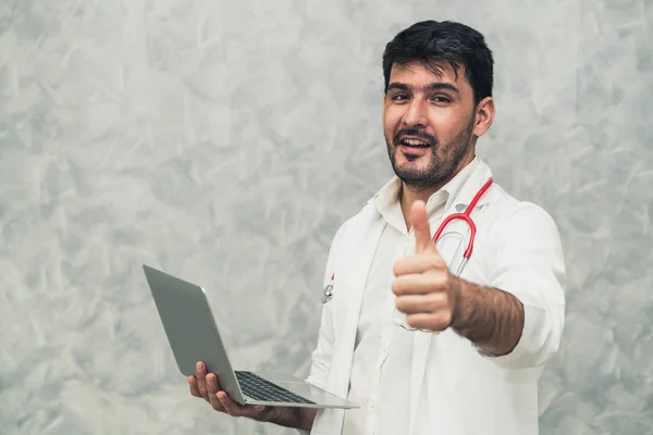 Doctor usando computadora portátil en el hospital. — Foto de Stock