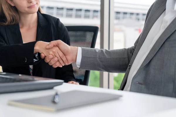 Uomo d'affari handshake donna d'affari in ufficio. — Foto Stock