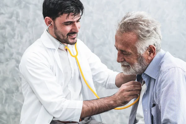 Médico de consulta de paciente sênior no hospital . — Fotografia de Stock