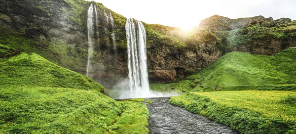 Cascada mágica de Seljalandsfoss en Islandia. — Foto de Stock