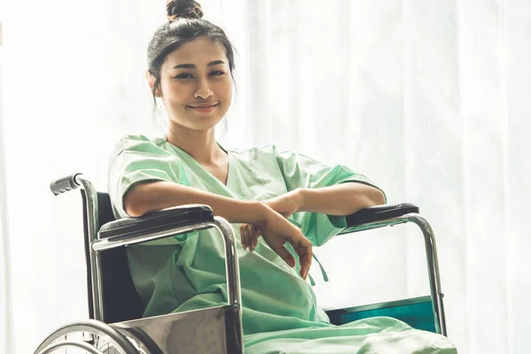 Feliz paciente sentado em cadeira de rodas no hospital. Saúde médicac — Fotografia de Stock