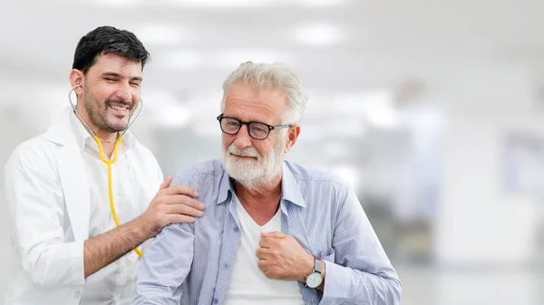 Arts controleren van de gezondheid van de patiënt in ziekenhuis kantoor. — Stockfoto