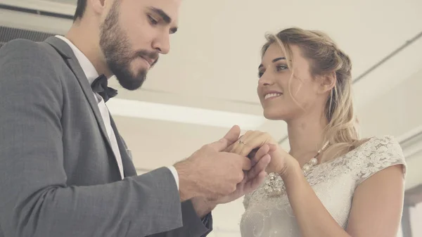 Novia y novio en la ceremonia de preparación de vestido de novia . — Foto de Stock