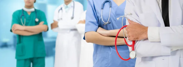 Médico que trabalha no hospital com outros médicos . — Fotografia de Stock