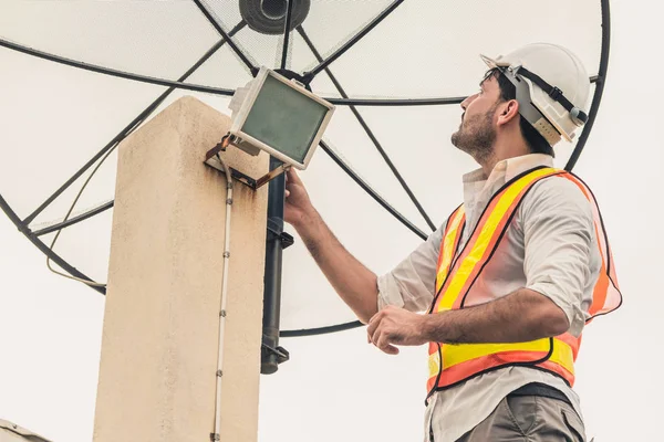 Tekniker eller tekniker som arbetar med parabolantenn — Stockfoto