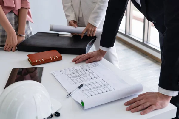 Arquitecto e ingeniero trabajando con dibujo. — Foto de Stock