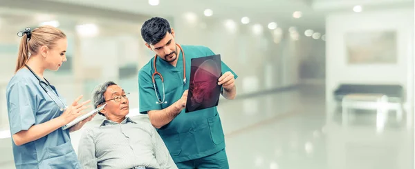 Chirurgien travaillant avec une infirmière et un patient à l'hôpital — Photo