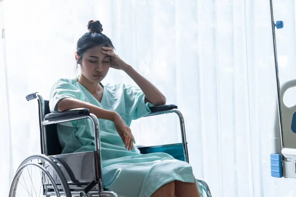 病院で車椅子に座っている重症患者. — ストック写真
