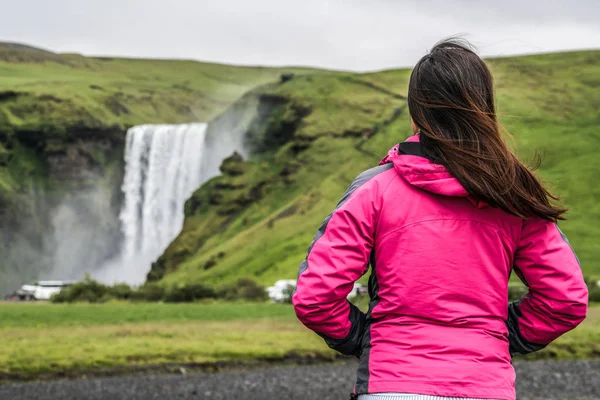 Viagem de viajantes a Skogafoss Cachoeira na Islândia . — Fotografia de Stock