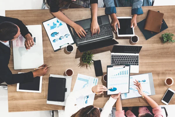 Gente de negocios en reunión de grupo en la oficina. — Foto de Stock